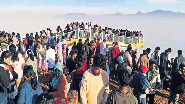 పోటెత్తిన పర్యాటకులు 