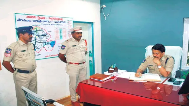 ఠాణాలను తనిఖీ చేసిన ఎస్పీ