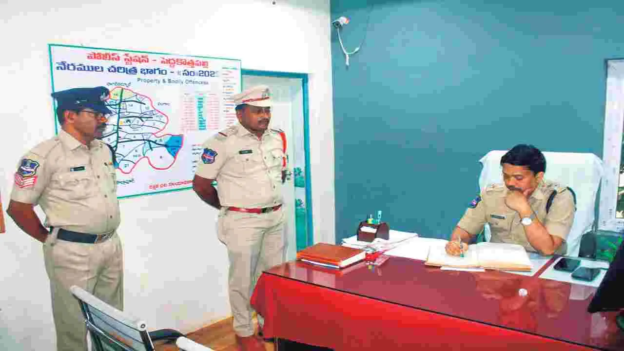 ఠాణాలను తనిఖీ చేసిన ఎస్పీ