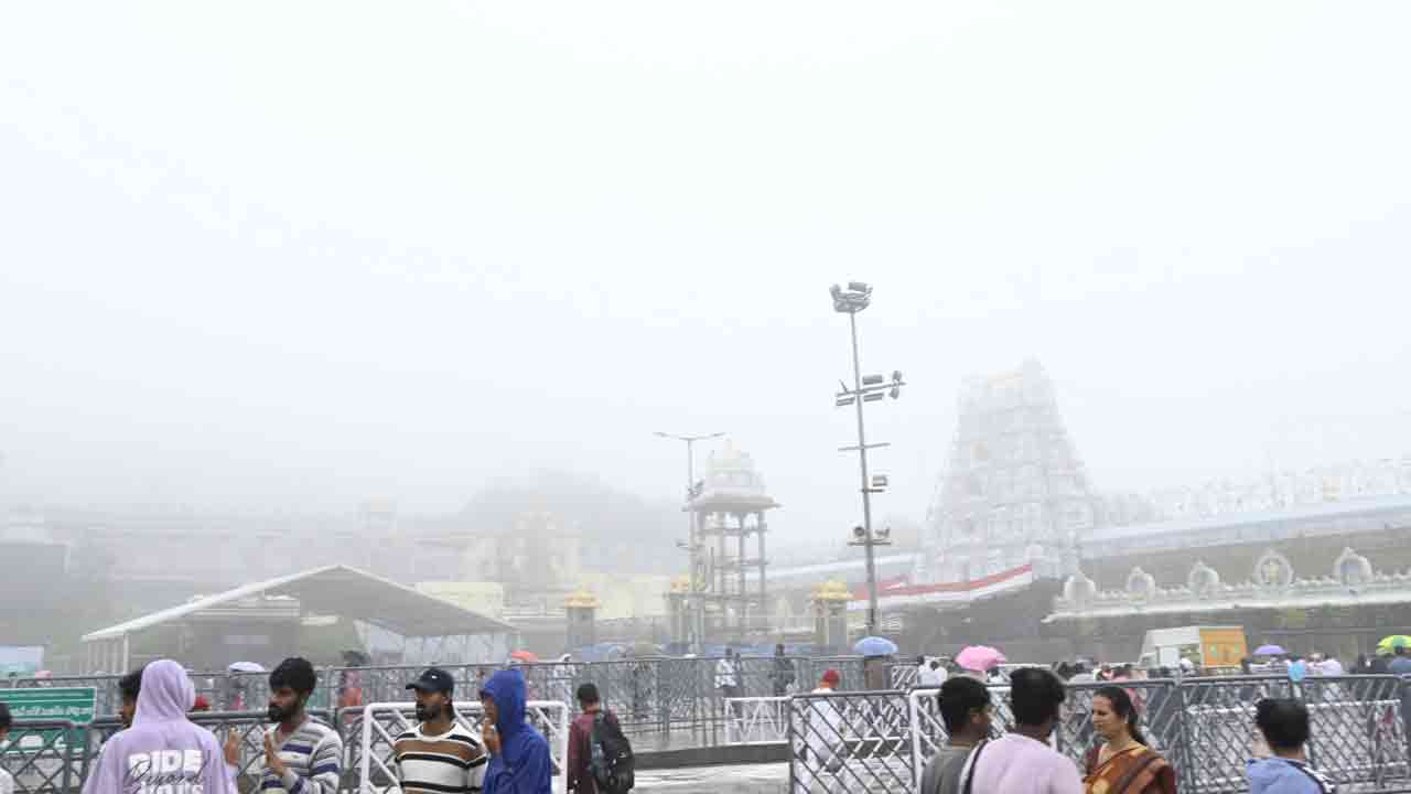 Dense Fog Covers Tirumala: తిరుమలలో దట్టమైన పొగమంచు.. ఆలయ పరిసరాలు, ఘాట్ రోడ్లు మంచు మయం..