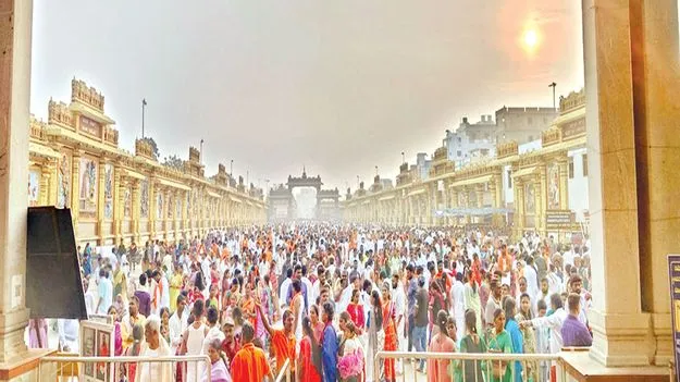 మంత్రాలయానికి పోటెత్తిన భక్తులు 