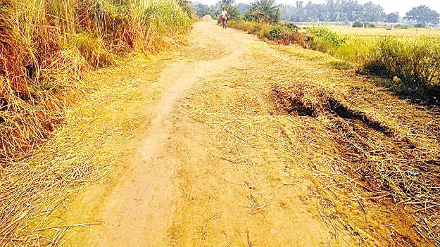 మరమ్మతులులేక.. అభివృద్ధికి నోచుకోక