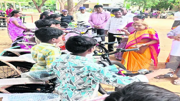 DEVOTEES: విద్యార్థులకు సైకిళ్ల పంపిణీ