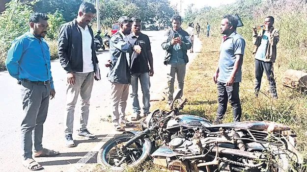 వేర్వేరు రోడ్డు ప్రమాదాల్లో ఇద్దరి మృతి