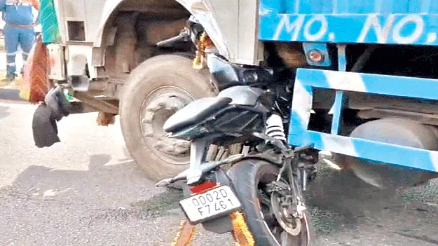 లారీ కిందకు దూసుకుపోయిన ద్విచక్ర వాహనం