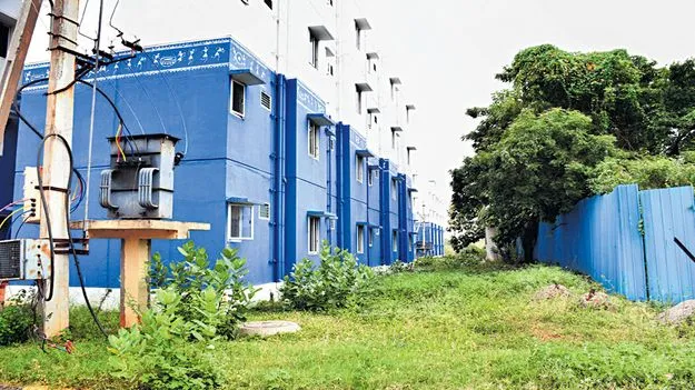 ఇళ్లివ్వండి బాబు!