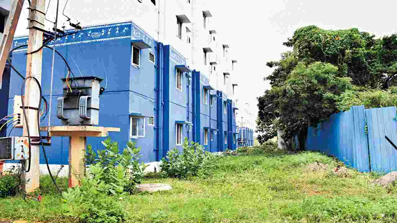 ఇళ్లివ్వండి బాబు!