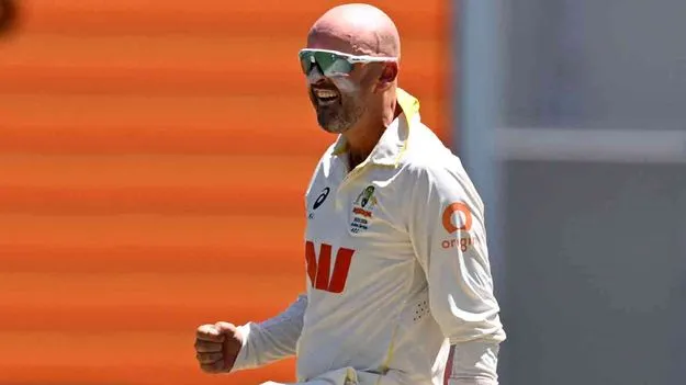 England Struggles in 3rd Ashes Test; కష్టాల్లో ఇంగ్లండ్‌