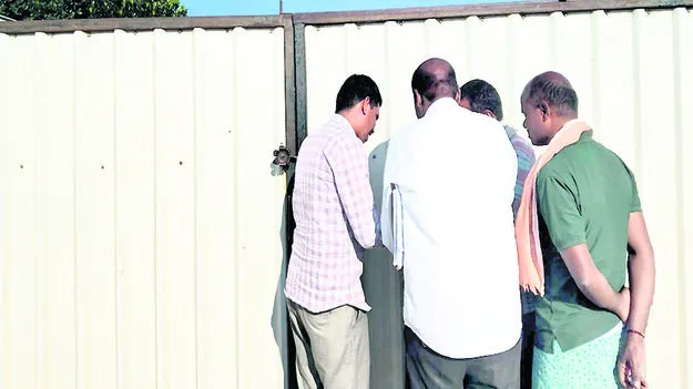 VIGILENCE: సిమెంటు గోడౌనపై విజిలెన్స అధికారుల దాడి