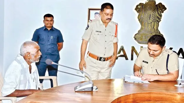 ఫిర్యాదుల పరిష్కారంలో నిర్లక్ష్యం వద్దు: ఎస్పీ 