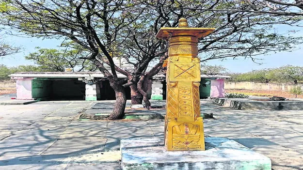 TEMPLE: ఆస్తులున్నా.. హారతులేవీ..?