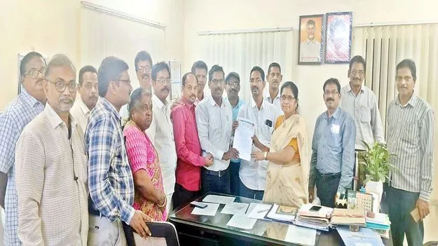 డబ్బులిస్తారా? సస్పెండ్‌ చేయమంటారా ?!