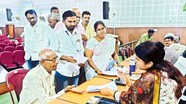 అర్జీల పరిష్కారంపై దృష్టి పెట్టండి: కలెక్టర్‌