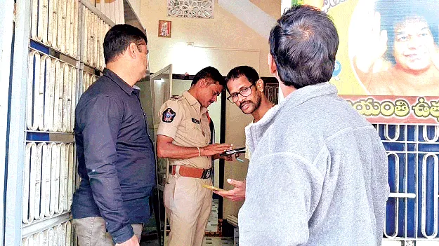 చోరీ చేసి.. ఇంటికి తాళం వేసి..