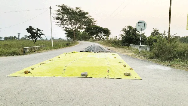 కల్లాలు లేక.. కర్షకుల కష్టాలు 