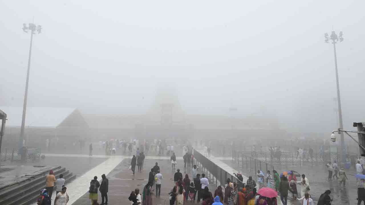 Dense Fog Covers Tirumala: తిరుమలలో దట్టమైన పొగమంచు.. ఆలయ పరిసరాలు, ఘాట్ రోడ్లు మంచు మయం..