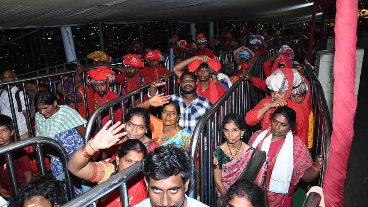 శ్రీ భవాని దీక్షలు 2025.. ఇంద్రకీలాద్రిపై భక్తుల రద్దీ..