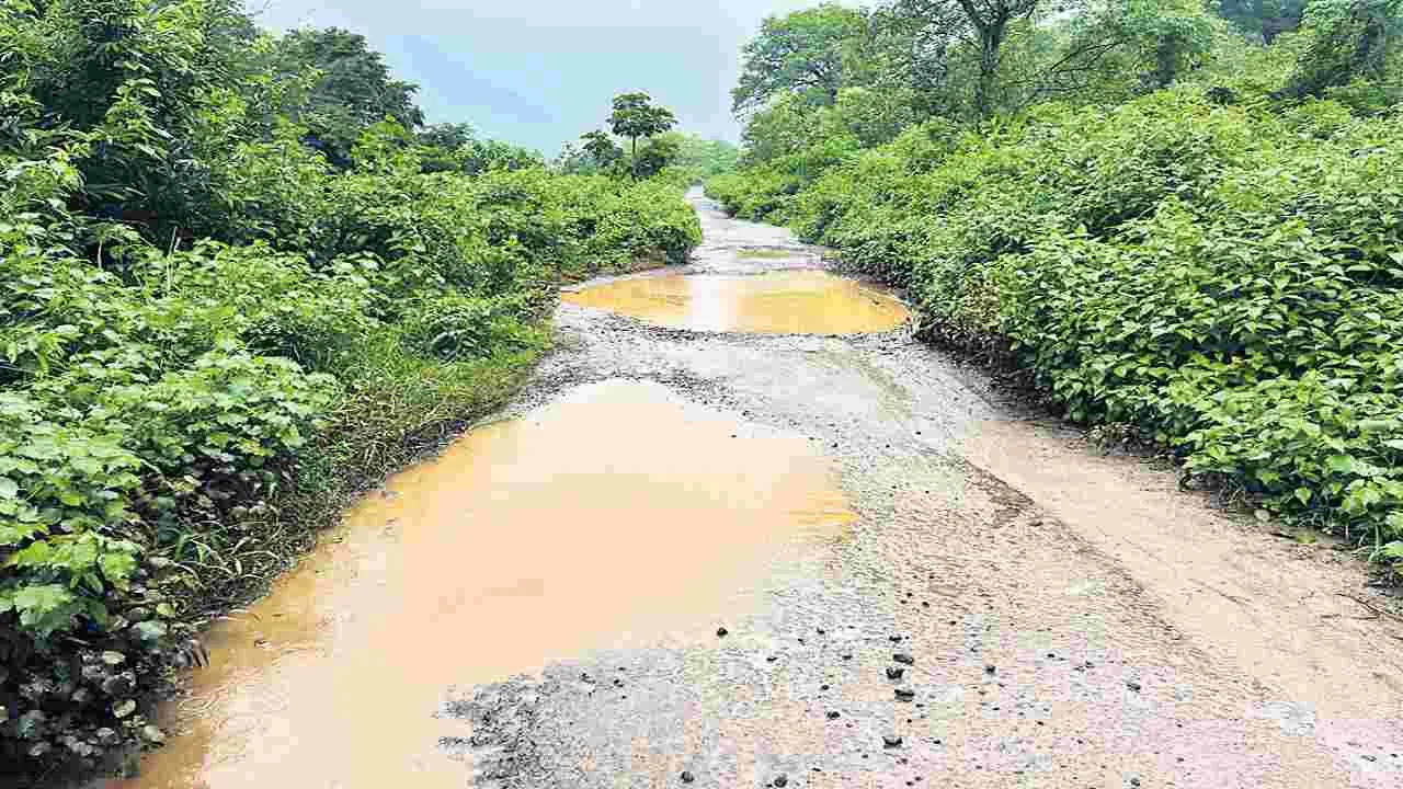 నిధులు మంజూరైనా రహదారికి మోక్షమేది?