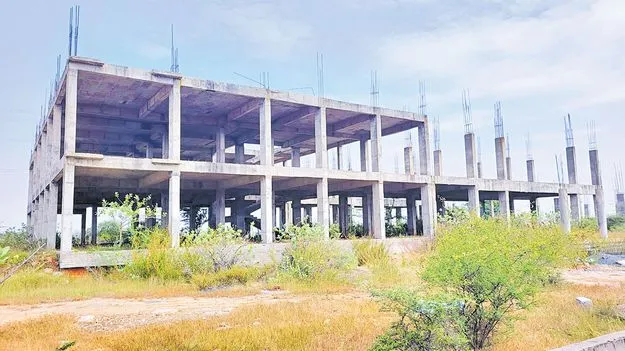 నిర్లక్ష్యపు నీడలో ఉర్దూ వర్సిటీ!