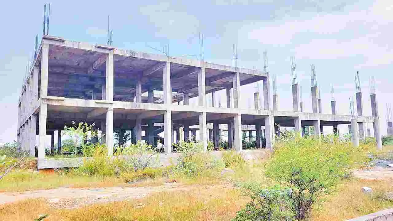 నిర్లక్ష్యపు నీడలో ఉర్దూ వర్సిటీ!