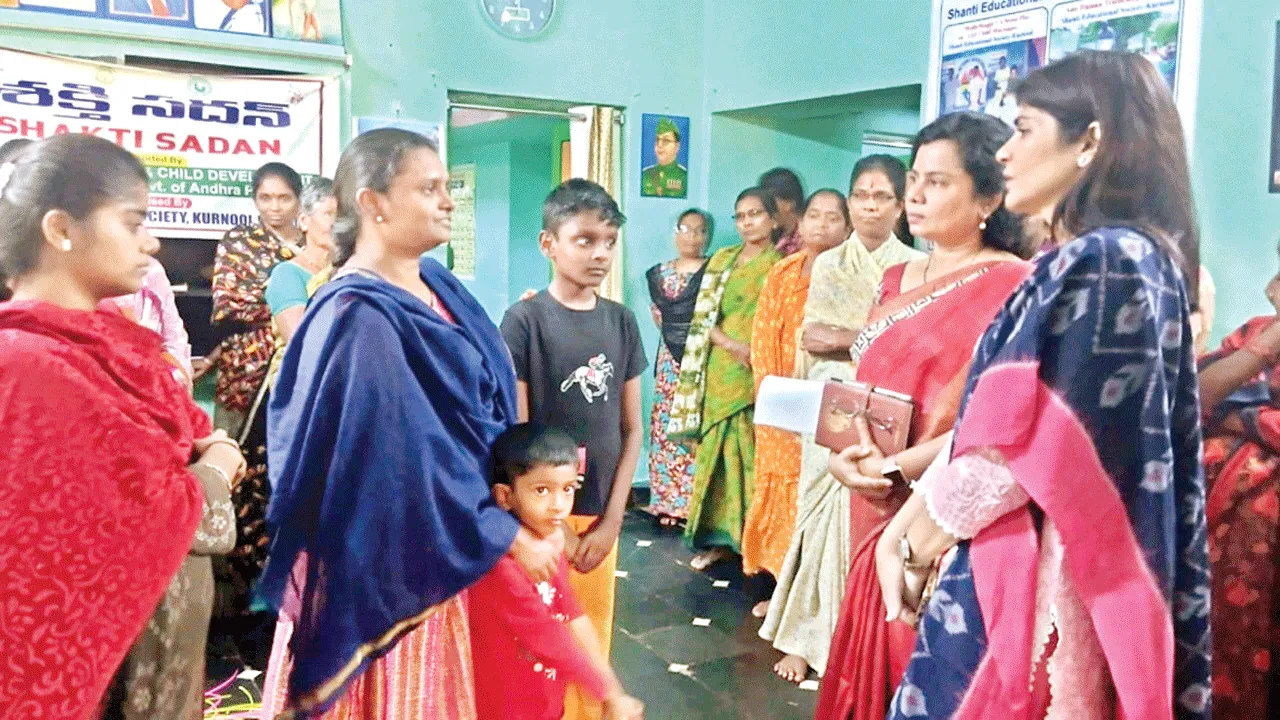 మహిళలు స్వశక్తితో అభివృద్ధి చెందాలి