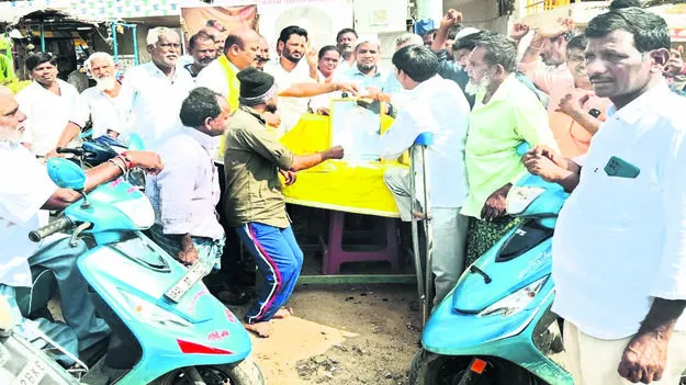 TDP: సీఎం చిత్రపటానికి దివ్యాంగుల క్షీరాభిషేకం