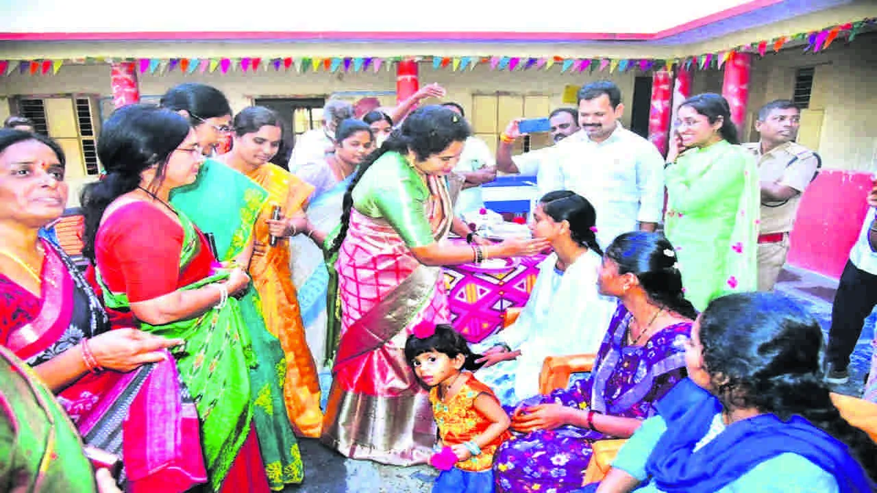 KGBV:  పిల్లలకు నాణ్యమైన భోజనం పెట్టాలి