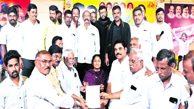 MINISTER SAVITHA: కల్యాణమండపానికి స్థలం కేటాయిస్తాం  