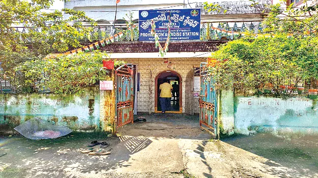 అద్దె భవనంలో అగచాట్లు