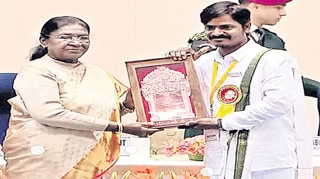 ఏటికొప్పాక కళాకారుడికి రాష్ట్రపతి పురస్కారం