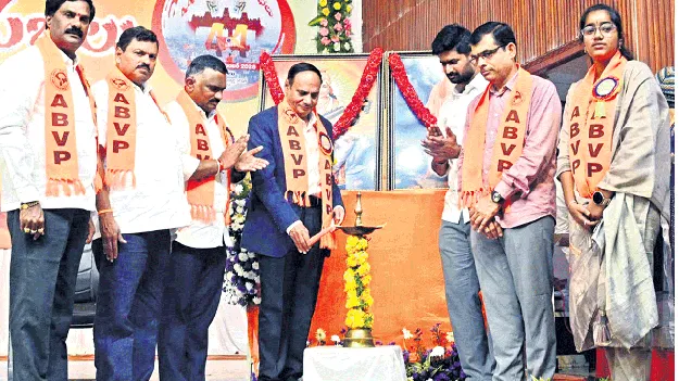 విద్యార్థులు సమాజ నిర్దేశకులుగా మారాలి