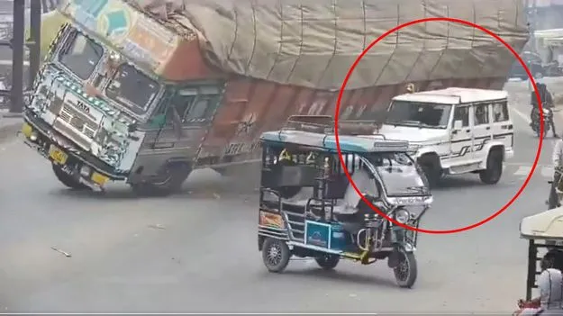 Watch Video: బొలెరోపై బోల్తా పడిన ట్రక్కు.. షాకింగ్ వీడియో..