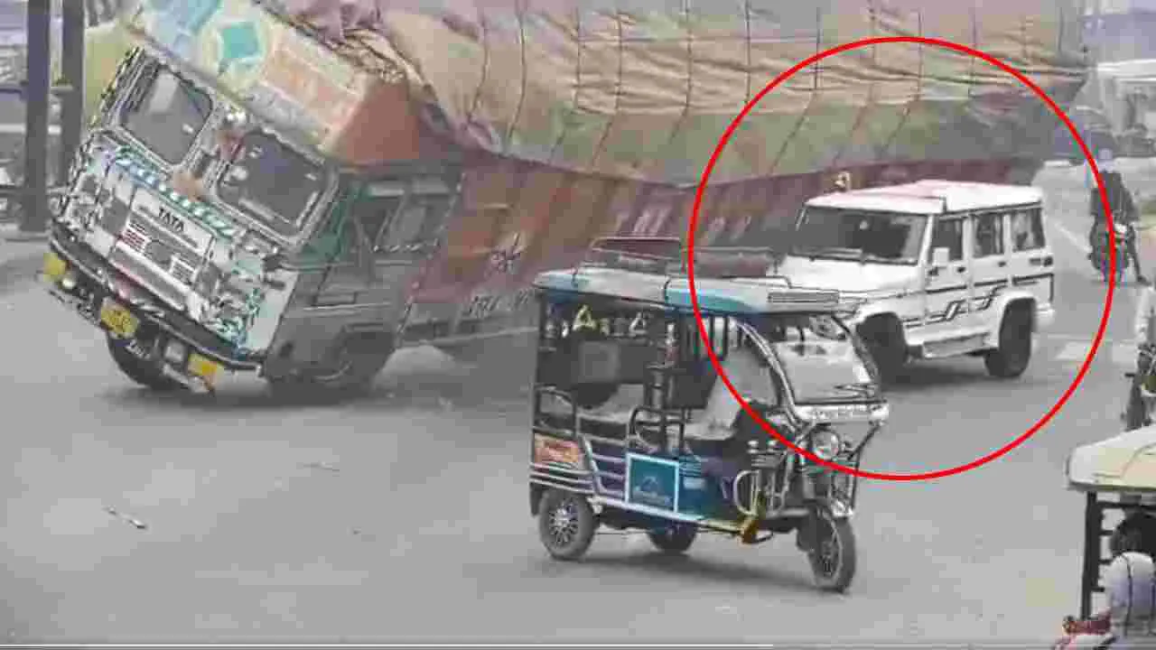 Watch Video: బొలెరోపై బోల్తా పడిన ట్రక్కు.. షాకింగ్ వీడియో..