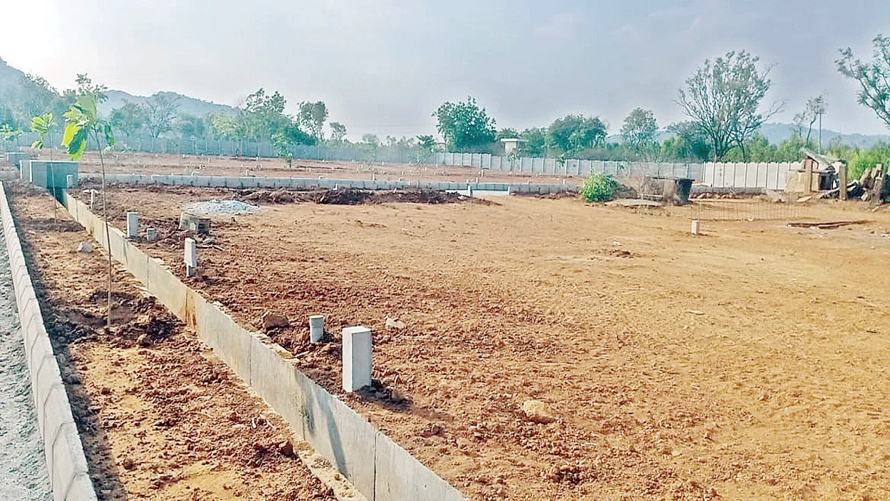 నాన్‌ లే అవుట్లపై కొరడా