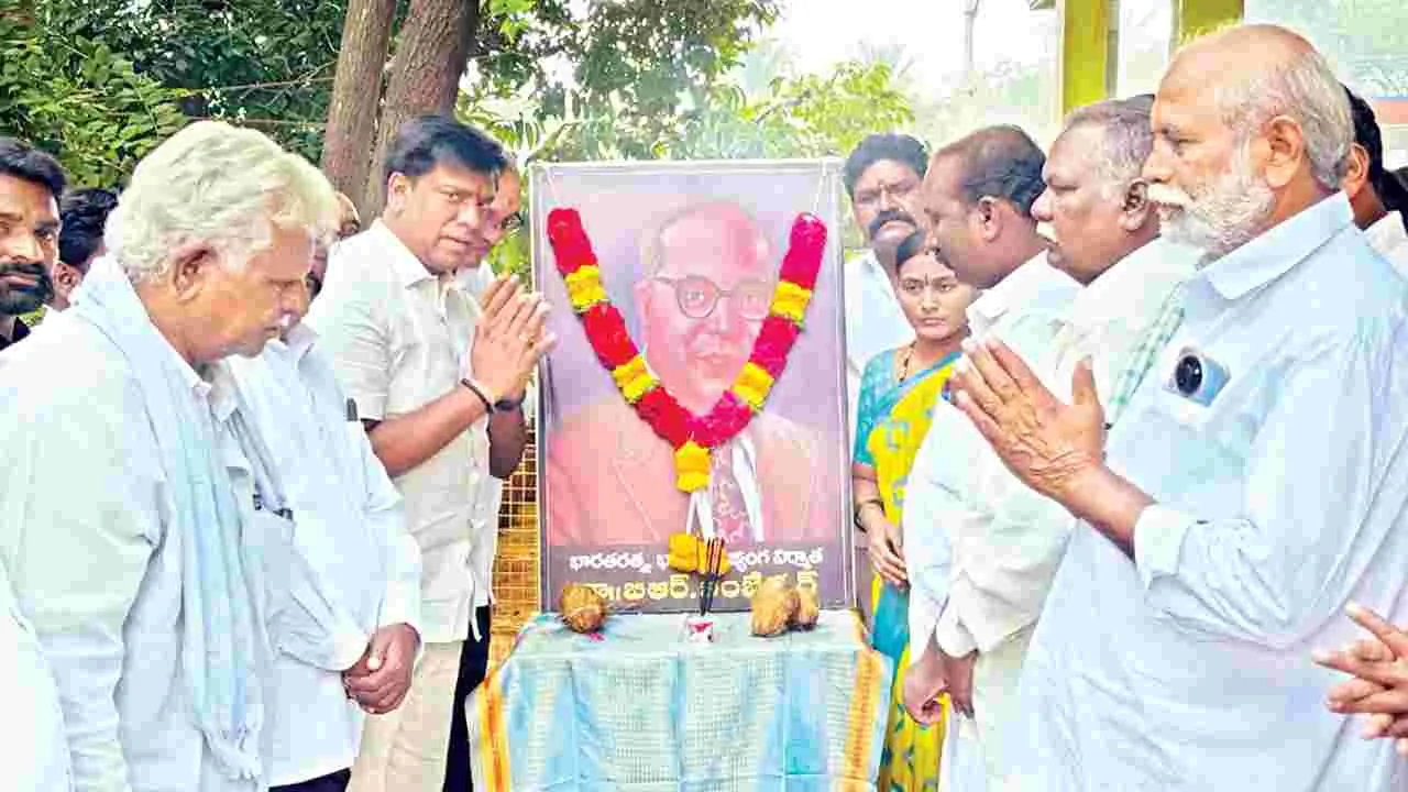 అంబేడ్కర్‌కు ఘన నివాళి