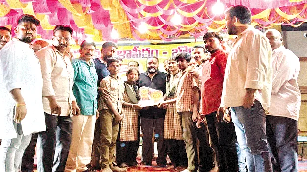 క్విజ్‌ పోటీ విజేతలకు బహుమతులు