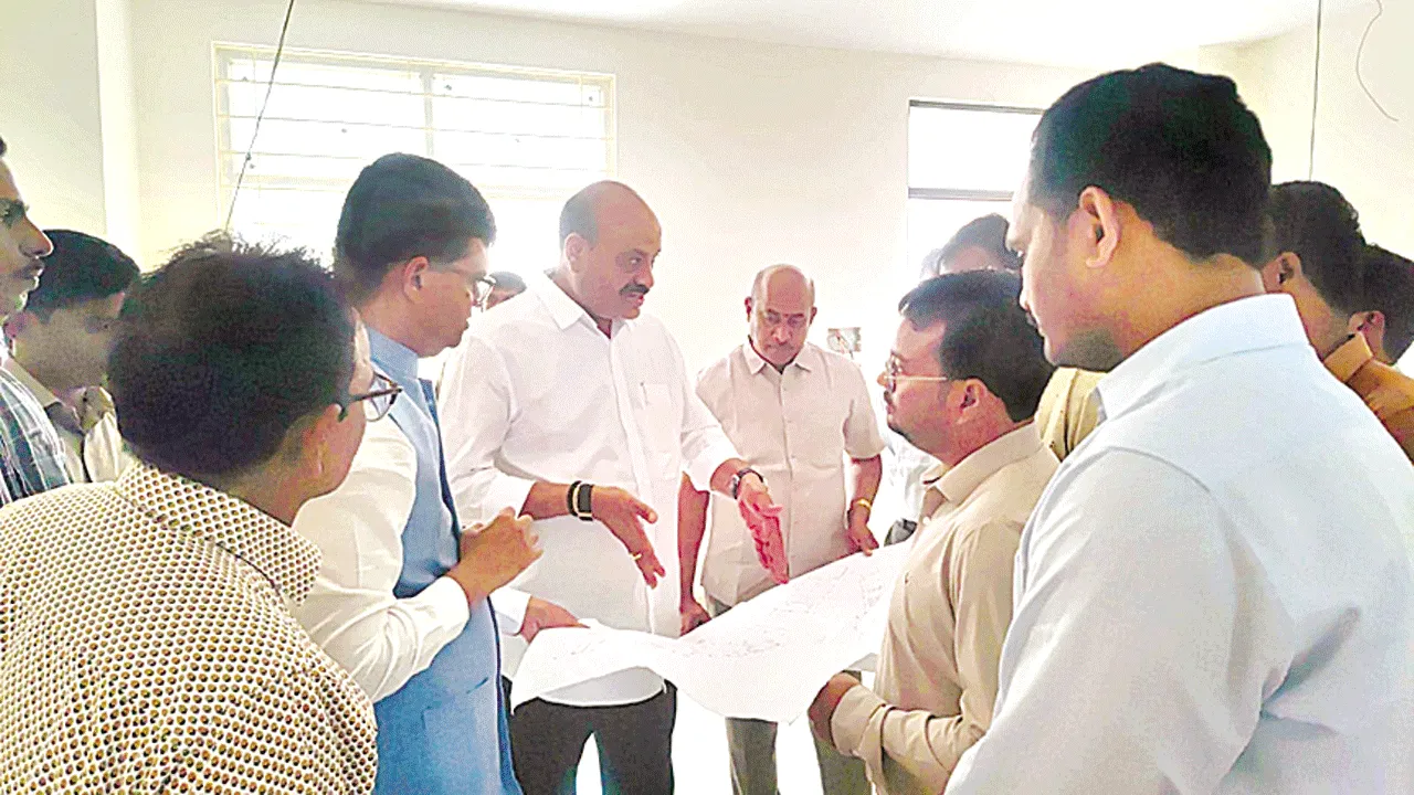 కలెక్టరేట్‌ భవనాన్ని సకాలంలో పూర్తిచేయండి