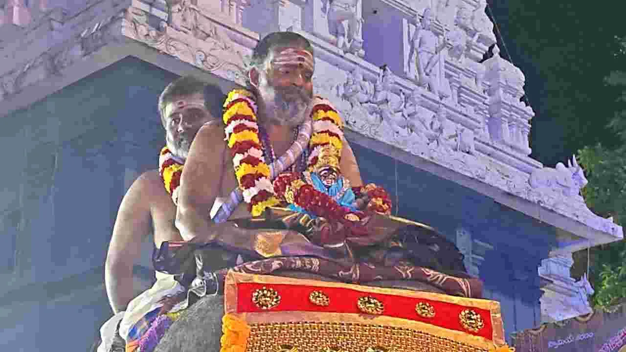 భాగ్యనగరంలో అంగరంగ వైభవంగా గజారోహణం