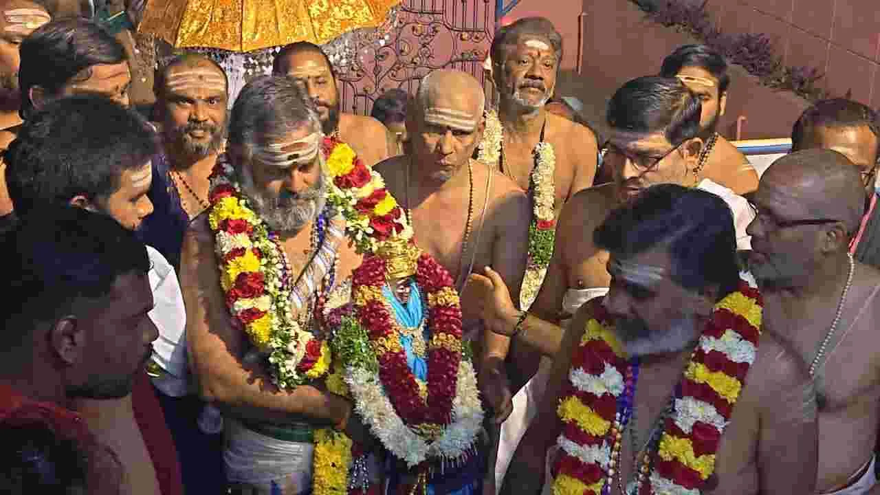 భాగ్యనగరంలో అంగరంగ వైభవంగా గజారోహణం