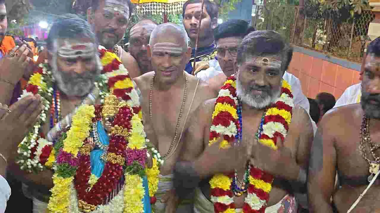 భాగ్యనగరంలో అంగరంగ వైభవంగా గజారోహణం