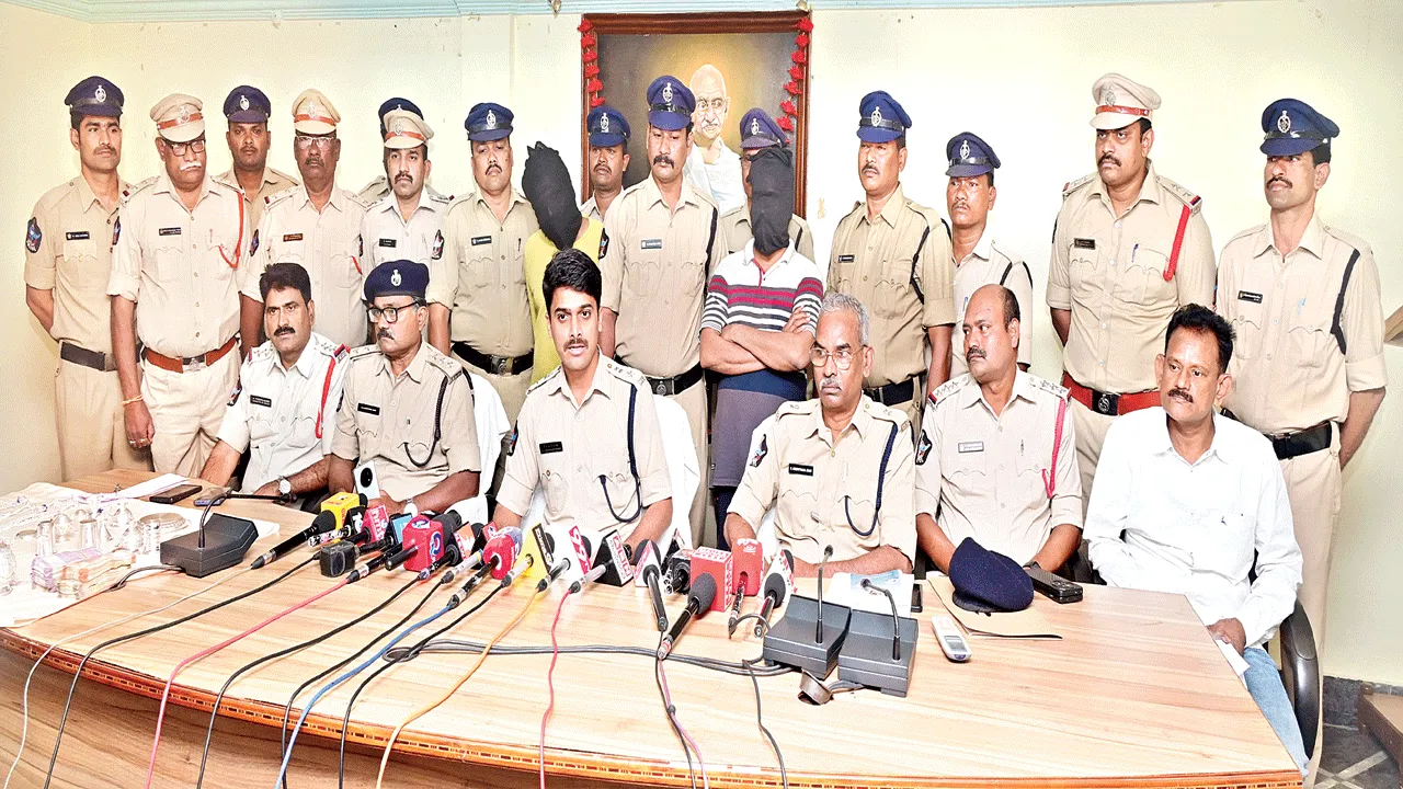 సెల్‌ఫోన్‌ వాడడు.. గుర్తింపు కార్డు ఉండదు