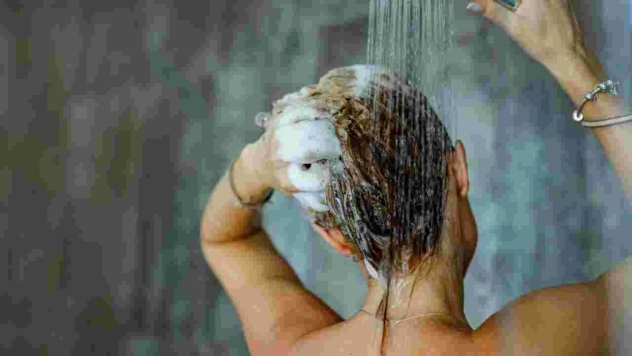 Winter Bathing Tips: చల్లటి నీరు Vs వేడి నీరు.. శీతాకాలంలో స్నానం చేయడానికి ఏ నీరు మంచిది?