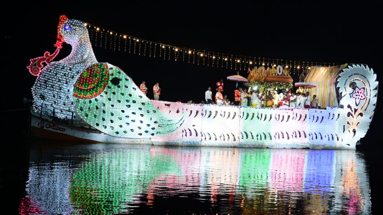 అంగరంగ వైభవంగా  భద్రాద్రి రామయ్య తెప్పోత్సవం