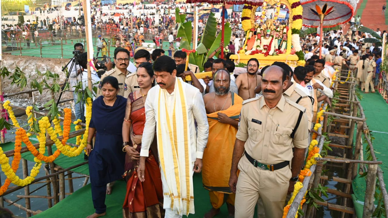 అంగరంగ వైభవంగా  భద్రాద్రి రామయ్య తెప్పోత్సవం