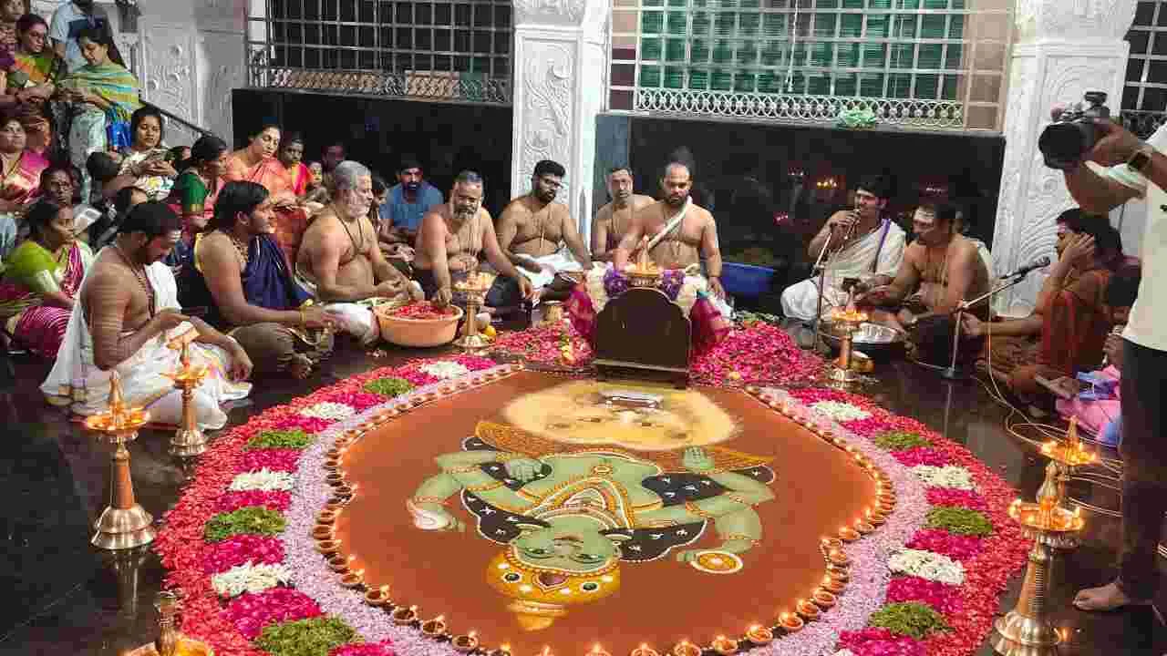 భాగ్యనగరంలో అంగరంగ వైభవంగా గజారోహణం