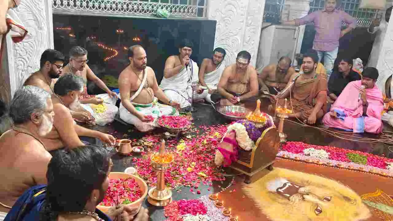 భాగ్యనగరంలో అంగరంగ వైభవంగా గజారోహణం