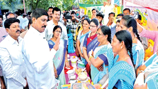 డ్వాక్రా సంఘాలు సంఘటితంగా ఉండాలి