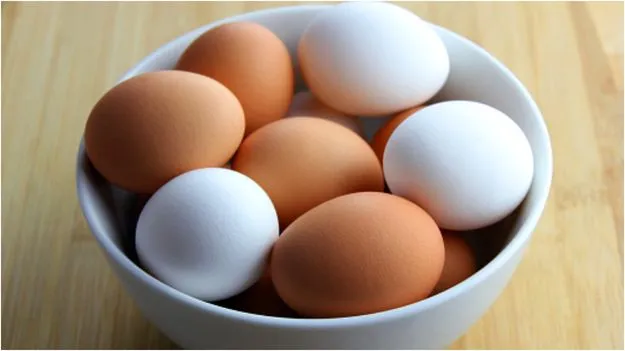 White Eggs vs Brown Eggs: తెల్ల గుడ్లు Vs గోధుమ రంగు గుడ్లు.. దేనిలో పోషకాలు ఎక్కువ?