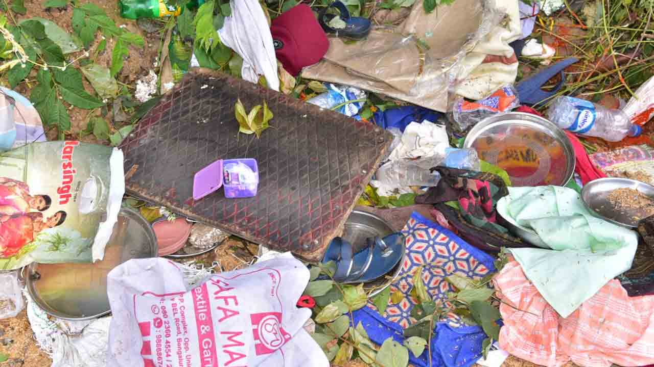 లోయలో పడిన బస్సు.. 10 మంది మృతి