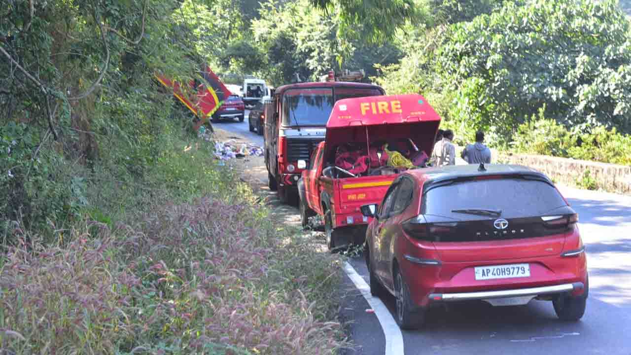 లోయలో పడిన బస్సు.. 10 మంది మృతి